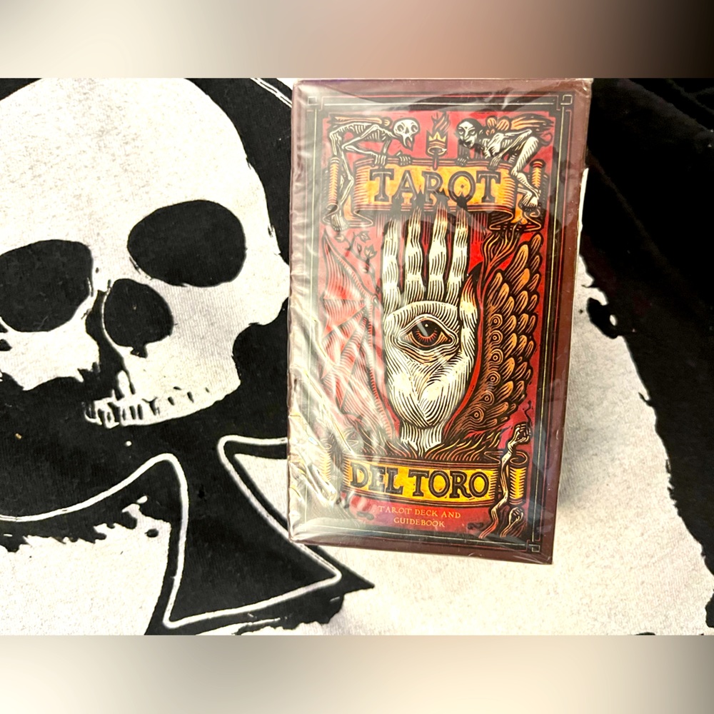 TAROT DEL TORO TAROT DECK AND GUIDEBOOK ILLUSTRATED BY TOMAS HIJO